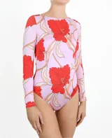 Enterito de lycra con estampado de flores rojas y hojas color crema sobre fondo lila.