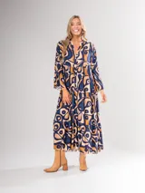 Maxi vestido amplio con volados en las mangas, en tonos invernales y diseño romántico.
