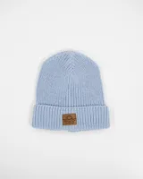 Gorro de lana celeste tejido en punto con dobladillo y parche de cuero con logo en el frente.