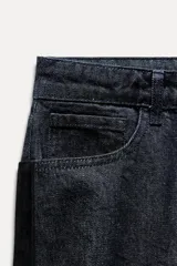 Pantalón de jean negro con corte recto, tiro medio, cinco bolsillos y detalle de banda lateral a contraste en color negro más oscuro.