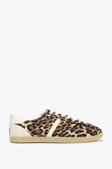 Zapatillas deportivas con estampado animal, suela color caramelo y cordones blancos.