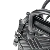 Cartera tipo shopper color negro, confeccionada en símil cuero con diseño acolchado. Tiene doble asa corta y correa larga regulable extraíble. El acceso es con cierre y cuenta con un bolsillo interno con cierre y otro abierto.