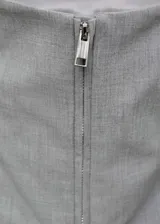 Anorak gris con cuello chimenea, diseño oversize y cierre de cremallera en el cuello.