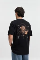 Remera celeste de manga corta con estampado de mapa en la espalda.