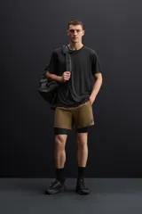 Camiseta deportiva marrón de tejido técnico ligero y elástico con estructura. Cuello redondo, manga corta, costuras planas y logo estampado.