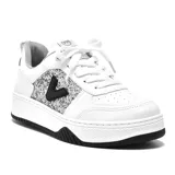 Zapatillas deportivas urbanas blancas con detalles plateados con plataforma y logo negro en el lateral.
