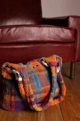 Bolso tote de hombro de corderito sintético con estampado a cuadros en tonos naranja, azul, verde y violeta. Forro de algodón a cuadros blancos y negros.
