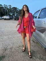 Chal tejido en algodón color negro con flecos en los bordes.