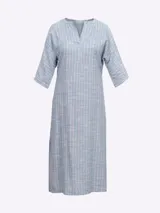 Túnica midi de lino color crudo con finas rayas verticales en tono marrón. Presenta cuello en V con abertura y mangas tres cuartos. La cintura se ajusta con un lazo del mismo tejido, y tiene aberturas laterales en el ruedo.