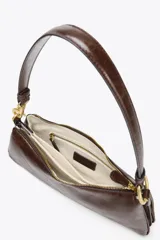 Bolso de hombro marrón oscuro con forma alargada y asa corta. Interior con tres compartimentos y bolsillo interior con cierre con cremallera. Asa de hombro con detalles metálicos dorados.