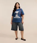 Remera azul de algodón con cuello redondo y mangas cortas. Estampa frontal de Snoopy con la frase 'More Sweetness. Take care of each other' y corazones.