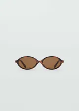 Gafas de sol ovaladas con montura de carey y lentes marrones. Fabricadas con residuos reciclados de policarbonato.