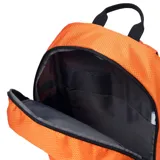 Mochila azul con logo de Caterpillar en blanco, con bolsillo frontal con cordones elásticos cruzados, bolsillos laterales de malla y elementos reflectantes.