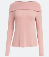 Blusa negra de viscosa con cuello ancho y mangas largas.