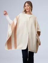 Ruana de tejido suave, color beige con rayas en tonos claros, diseñada para abrigo y comodidad.