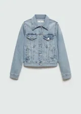 Chaqueta de jean celeste claro, con cuello clásico, cierre frontal con botones, dos bolsillos de parche en el pecho y dos bolsillos laterales.