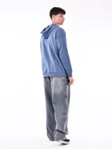 Hoodie gris claro de corte holgado, con capucha y bolsillo tipo canguro. Confeccionado en algodón.