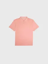 Chomba de piqué color salmón, de corte clásico, con cuello polo y tapeta de dos botones.