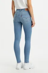 Pantalón de jean celeste de tiro alto, corte super skinny y tela elastizada.