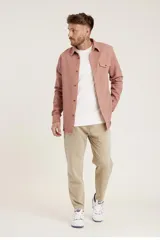 Pantalón de jean de corte recto color beige.