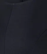 Vestido negro de punto Roma, corto, con escote redondo y mangas cortas. Presenta recortes en el talle que definen la silueta ajustada en el torso y falda acampanada.