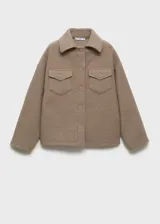 Chaqueta color gris topo de tejido bouclé, con cuello camisero, cierre frontal con botones, dos bolsillos de parche con solapa y botón en el pecho, y mangas largas.