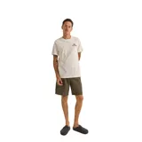 Remera blanca de algodón con estampado pequeño en el pecho de un sol naciente y la palabra "Rhythm" debajo.