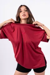 Remerón negro de corte holgado con cuello redondo y mangas cortas con dobladillo.