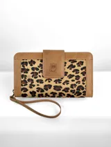 Billetera de cuero color marrón con estampado animal print.