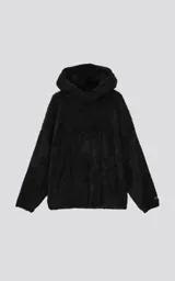 Hoodie negro oversize con cierre central al estilo anorak, confeccionado en piel de corderito sintético. Capucha ajustable con cordón y bolsillo canguro.