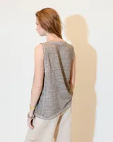 Musculosa gris de lino con cuello a la base y recortes laterales en lino de punto. Tiene un lavado fade teñido en frío que genera un efecto melange.