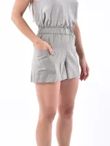 Short negro de tiro alto con cintura elastizada y bolsillos laterales.