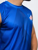 Musculosa de entrenamiento para hombre, color azul vibrante, con un patrón geométrico sutil en tonos más oscuros. Lleva el escudo del Club Nacional de Football en el pecho izquierdo.