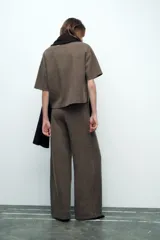 Pantalón negro de pierna ancha confeccionado en tejido de punto canalé con algodón. Tiene tiro medio y cintura con elástico interior.