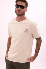 Remera blanca de manga corta con cuello redondo y un pequeño estampado minimalista en el pecho.