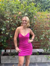 Vestido corto rojo brillante con escote halter y espalda descubierta.