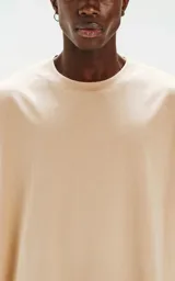 Remerón beige de corte extra oversize con hombros caídos, cuello redondo y doble costura. Confeccionado en algodón premium americano muy suave al tacto.