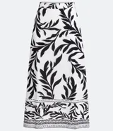 Pollera midi color blanco con estampado de hojas negras, cintura alta y corte recto.