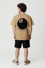 Remera color beige con estampado de rayos negros y texto en la parte inferior.
