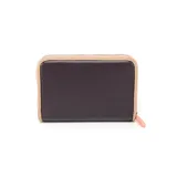 Billetera rectangular de símil cuero color marrón oscuro con borde color beige y cierre perimetral. Tiene el logo de la marca en letras doradas en el frente y un tirador de cierre color rosa.