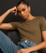 Blusa básica de manga corta y escote redondo, color blanco, confeccionada en tejido de viscosa y elastano.