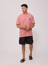 Bermuda color beige de corte recto con bolsillos cargo laterales y cintura elastizada con cordón ajustable.