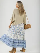 Cárdigan tejido color beige, talle único con calce oversized, con botones de madera y diseño relajado.