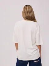 Remera negra de algodón con estampado de estilo surf en el frente.