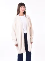Saco color beige de tejido de punto, con mangas largas y corte holgado.