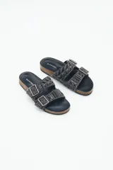 Sandalia baja abierta de cuero con bordado de mostacillas, canutillos y strass en toda la parte exterior. Plantilla de corcho a la vista forrada con cuero y fondo de goma. Hebillas metálicas color peltre.