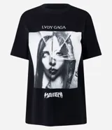 Remera negra de algodón con cuello redondo y manga corta. Presenta un gran estampado fotográfico en blanco y negro de Lady Gaga y el texto "LVDY GAGA" en la parte superior del gráfico.