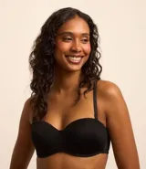 Soutien sin breteles confeccionado en poliamida, con tiras desmontables y cierre en la espalda.