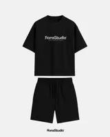 Conjunto negro de remera manga corta con logo estampado y short con cordón ajustable.
