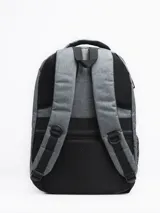 Mochila negra con logo Forum Industries Co. estampado en blanco. Cuenta con múltiples compartimentos con cierre, dos bolsillos laterales de red y asa de mano acolchada.